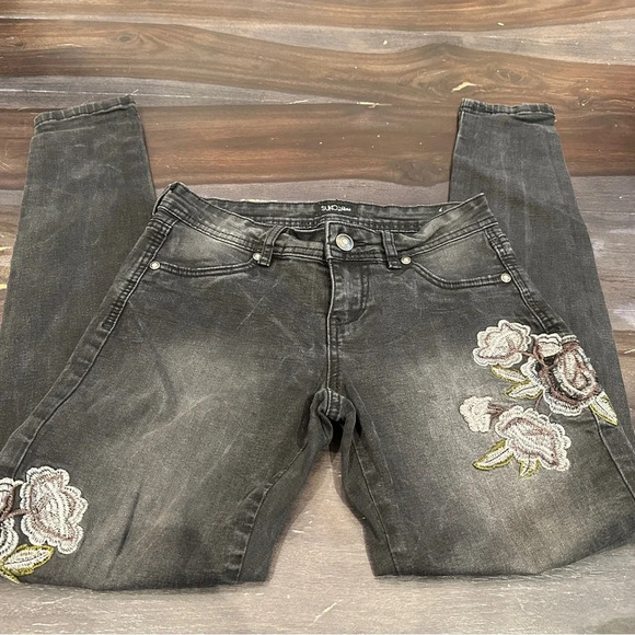 Suko black floral Embroidered jeans| size 2 - Picture 3 of 6